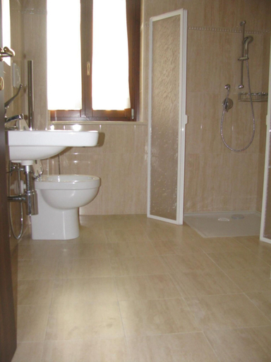 Bathroom 5, Hotel San Berardo, L'Aquila