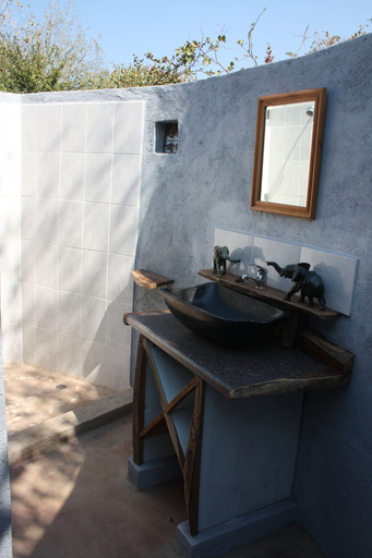 Bathroom 4, Warthogs Safari Camp, Kariba