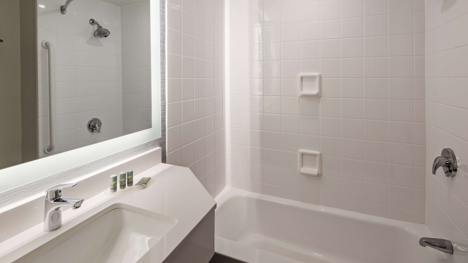 Bathroom 4, Best Western Paramus Hotel & Suites, Bergen