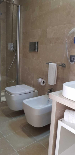 Bathroom 4, Netum Hotel, Syracuse