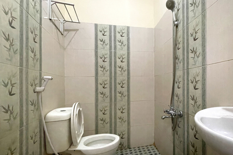 Bathroom, Urbanview Hotel Harapan Palopo, Palopo