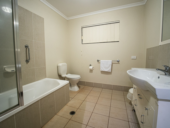 Bathroom 5, Coochiemudlo Island Seminara Apartments, Redland Bal