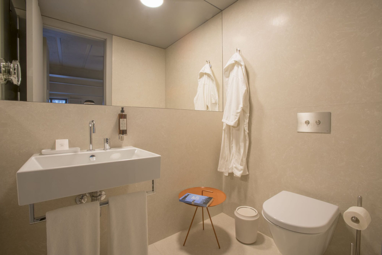 Bathroom 5, Raw Culture Arts & Lofts Bairro Alto, Lisbon