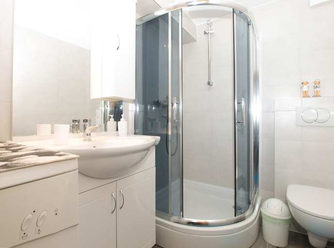 Bathroom 3, House 1818, Pula