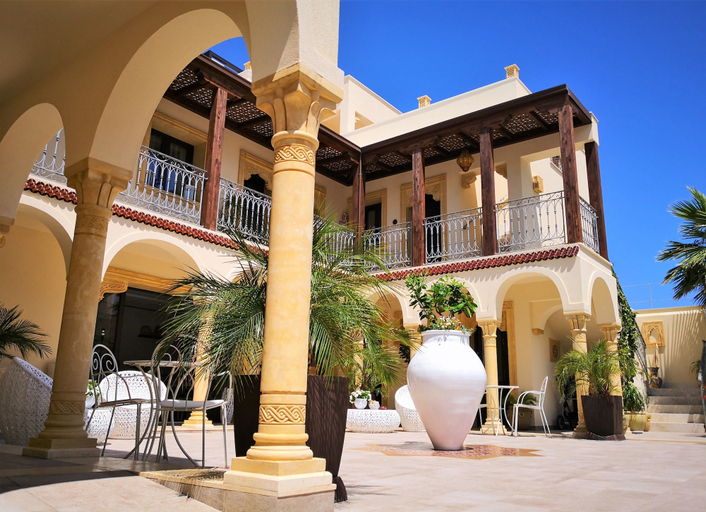 Exterior & Views