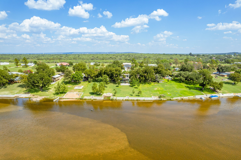 Others 5, River Oaks Oasis, Llano