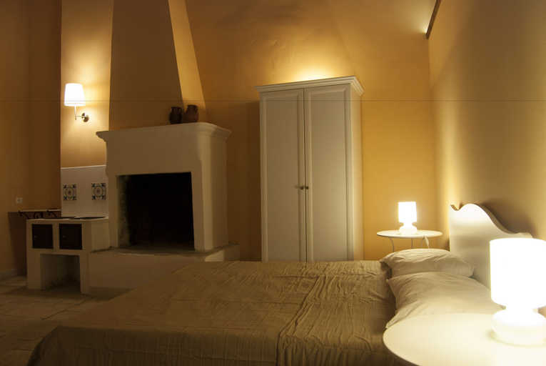 Bedroom 2, Palazzo Moccia, Bari