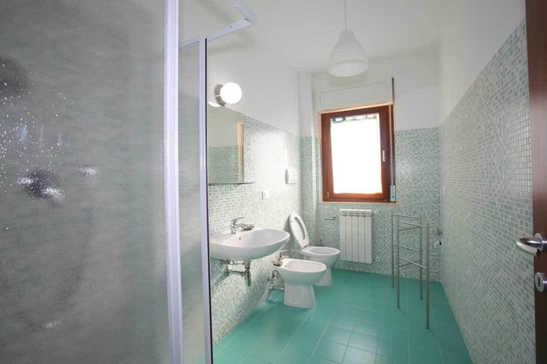 Bathroom 5, Moon River, Pescara