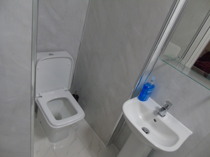 Bathroom 5, Inviting 1-bed Ground Floor Apartment in Bolton, Bolton