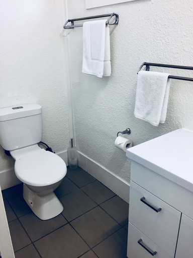 Bathroom 3, Balonne River Motor Inn, Balonne