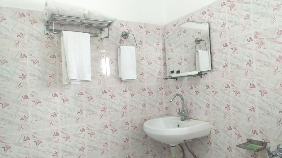 Bathroom 5, Highland Village Resort, Kangra