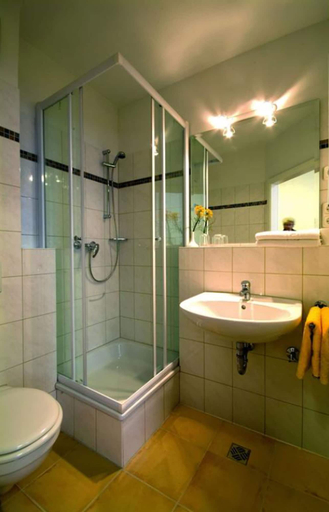 Bathroom 5, Traveller Hotel Lübeck, Lübeck