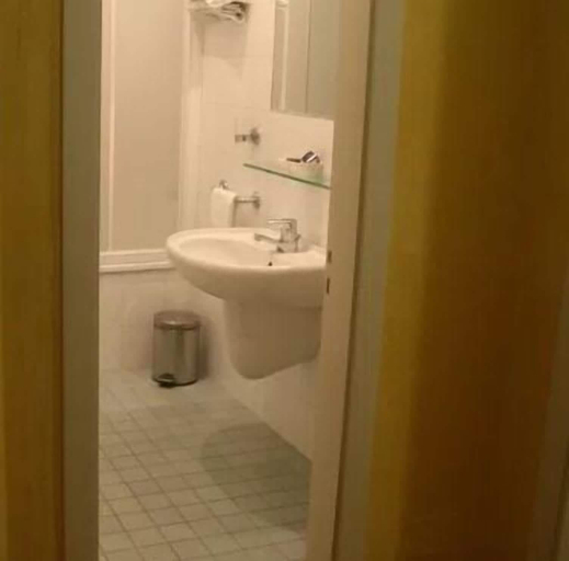 Bathroom 5, Hotel Victoria, Fermo