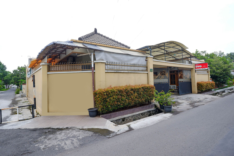 Exterior & Views 2, OYO 2737 D'KostNearKraton mangkunegaran, Solo