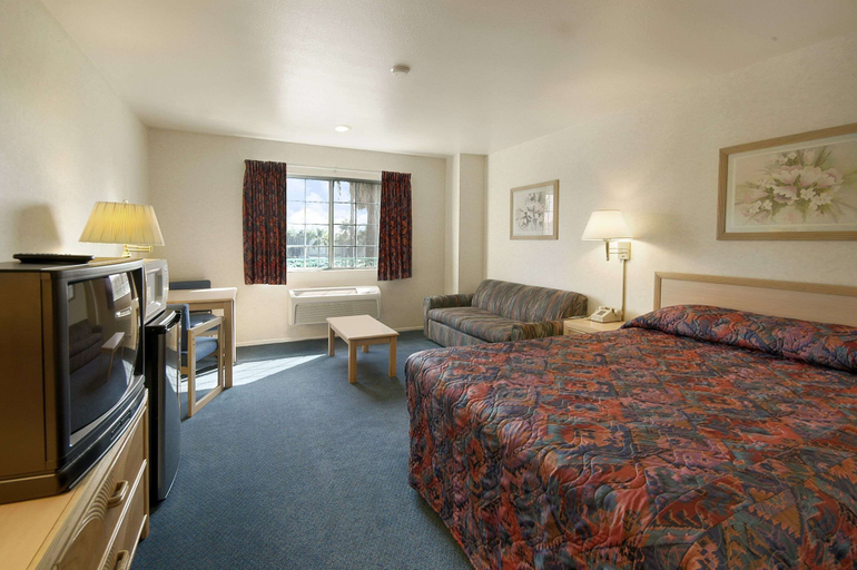 Bedroom 3, Days Inn by Wyndham Riverside Tyler Mall, Riverside