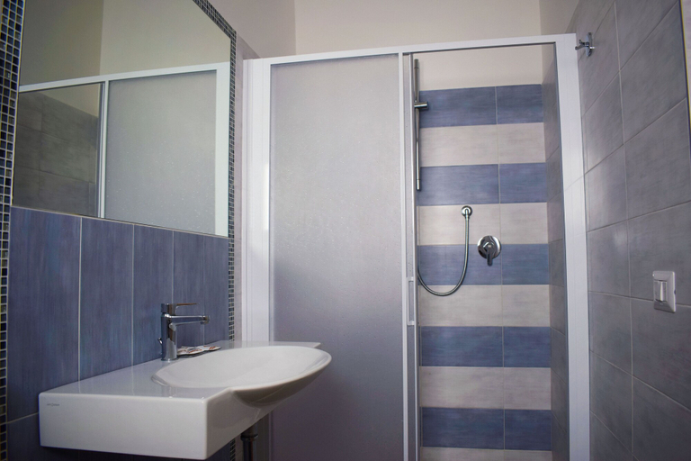 Bathroom 4, Hotel Arno, Rimini