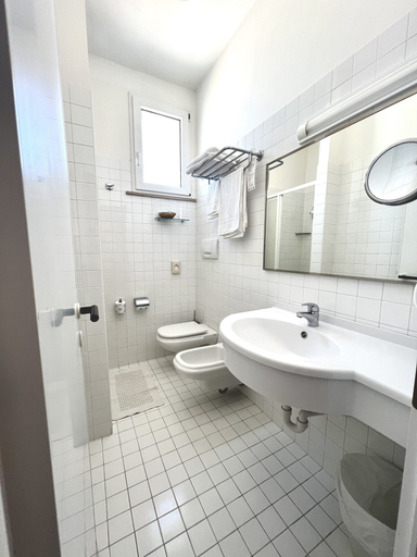 Bathroom 5, Hotel B&B Montecarlo, Ravenna