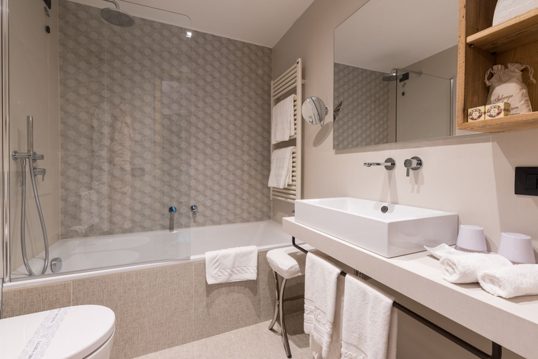 Bathroom 5, Auberge de La Maison, Aosta