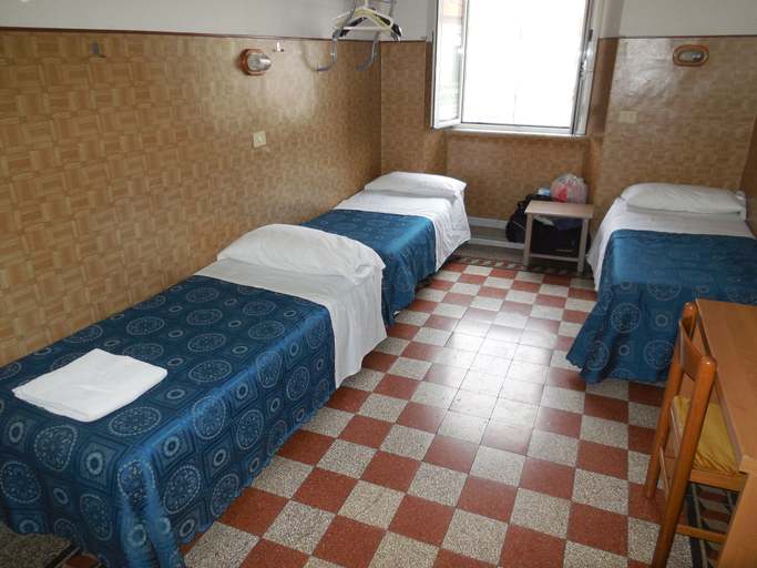 Bedroom 3, Cressy, Roma