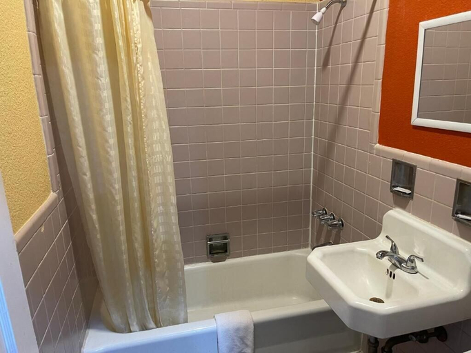 Bathroom, Kenwood Court Motel, Wilson