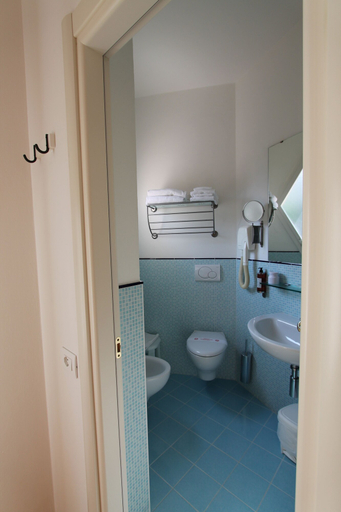 Bathroom 4, Hotel Escorial, Ravenna