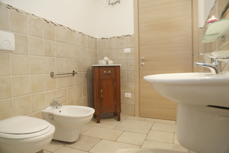 Bathroom 3, Sottacastieddu, Taranto