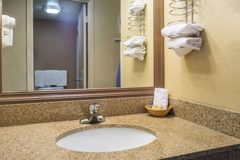 Bathroom 4, Days Inn by Wyndham Westminster, Carroll
