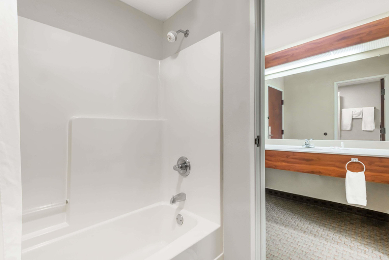 Bathroom 3, Days Inn by Wyndham Norton, Norton