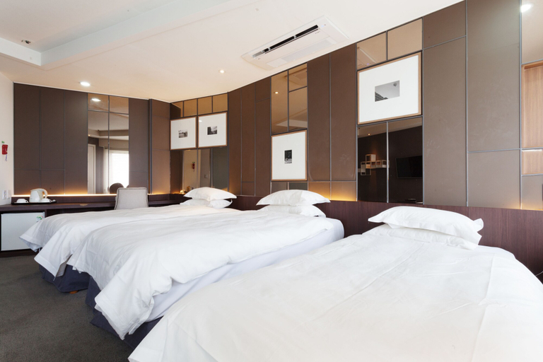 Bedroom 3, The Riverside Hotel, Seocho