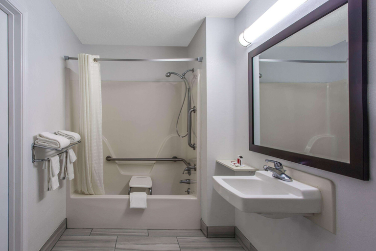 Bathroom 4, Super 8 by Wyndham Florence, Florence