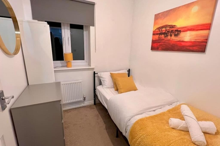 Bedroom 2, Modern 3 BR House for Contractors, Warwickshire