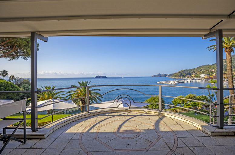 Exterior & Views 21