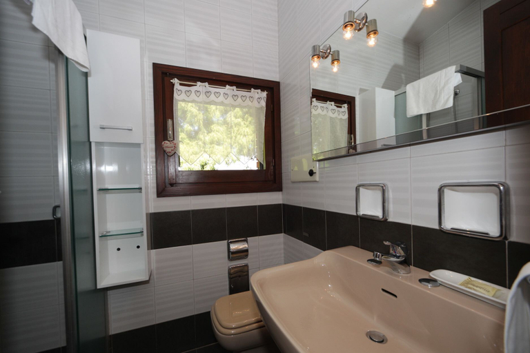 Bathroom, Red House, Como