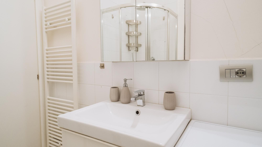 Bathroom 5, Italianway - XX Settembre 68, Savona