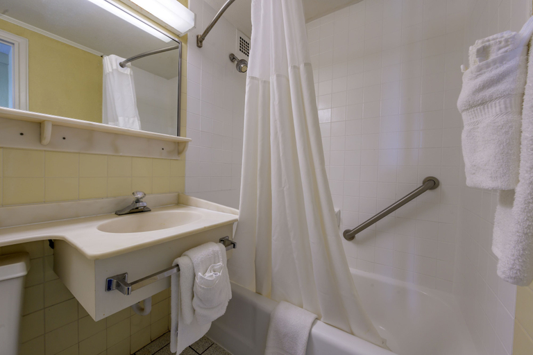 Bathroom 4, Inn at Lebanon - Hershey & Manheim area, Lebanon