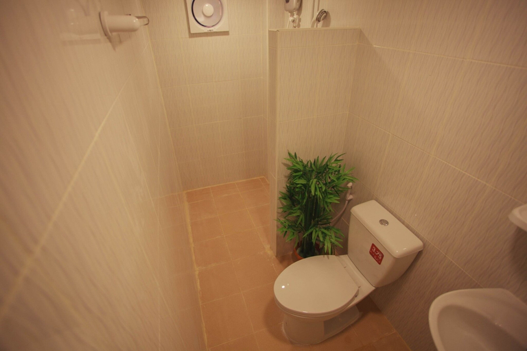 Bathroom 3, Pantip Boutique Hotel, Muang Lamphun