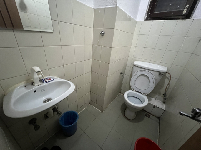 Bathroom 4, Holyland Guest House, Bagmati
