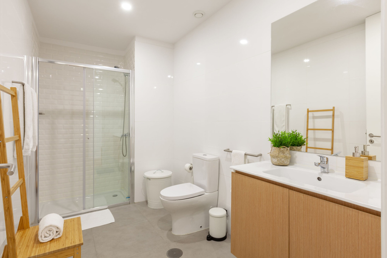 Bathroom 3, Oporto Palace Apartments, Porto