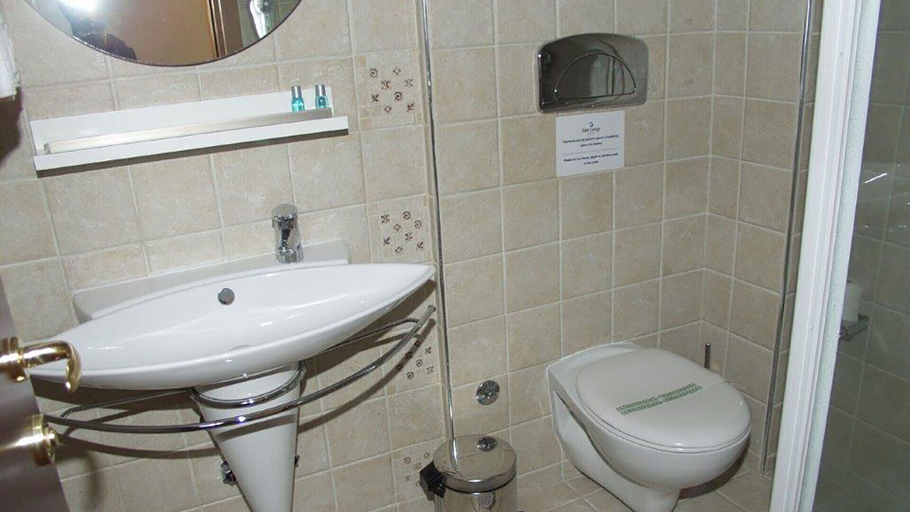 Bathroom 5, Saint George, Central Macedonia
