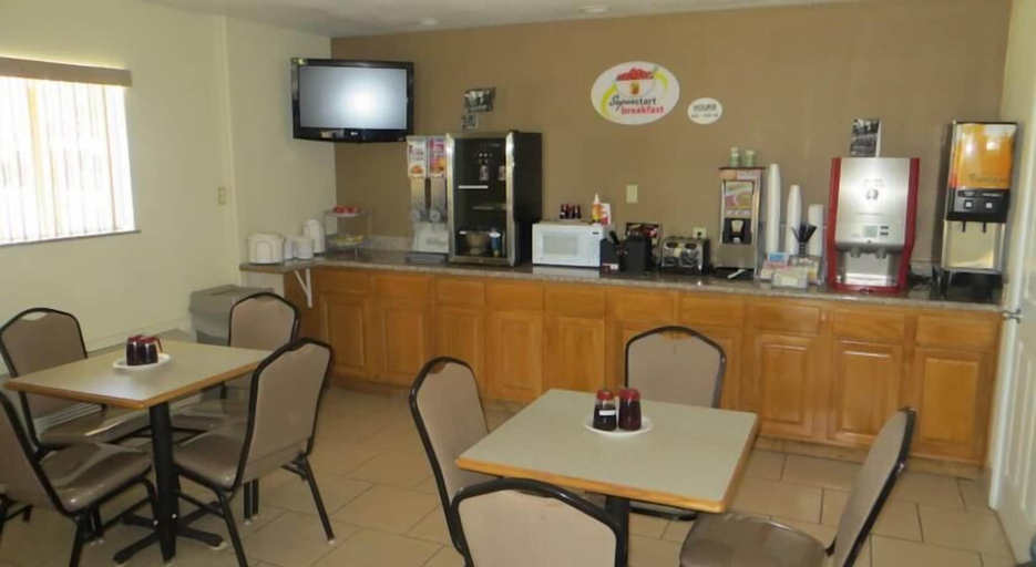 Food & Drinks 5, Super 8 by Wyndham Pleasanton, Atascosa
