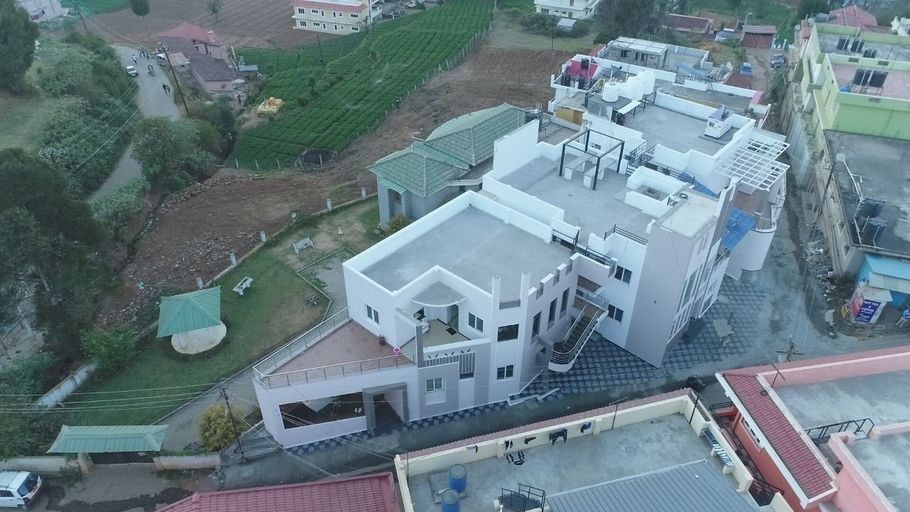 Exterior & Views