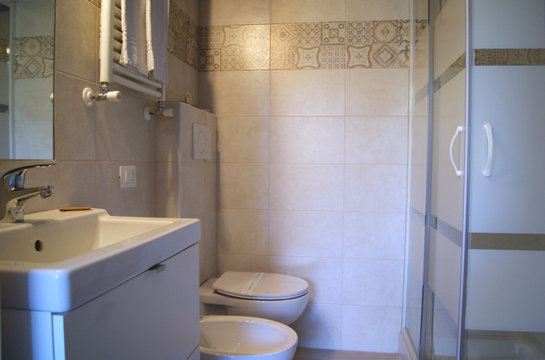 Bathroom 5, Hotel Sogno, Lucca