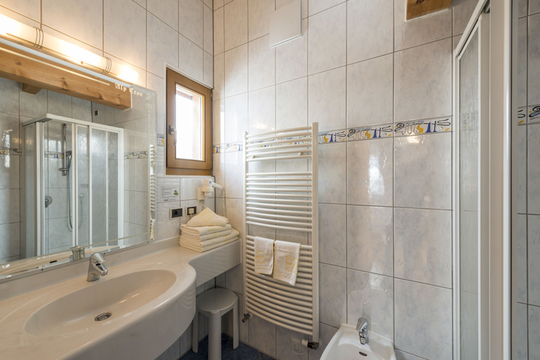 Bathroom 5, Moar's Hotel, Bolzano