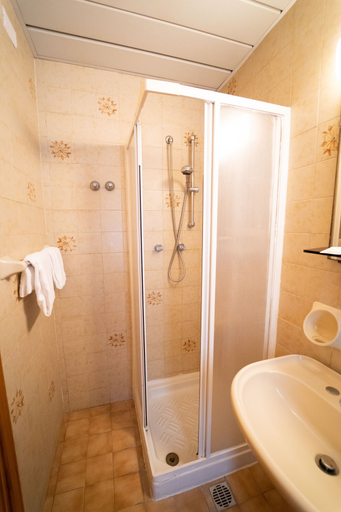 Bathroom 4, Hotel San Pietro, Messina