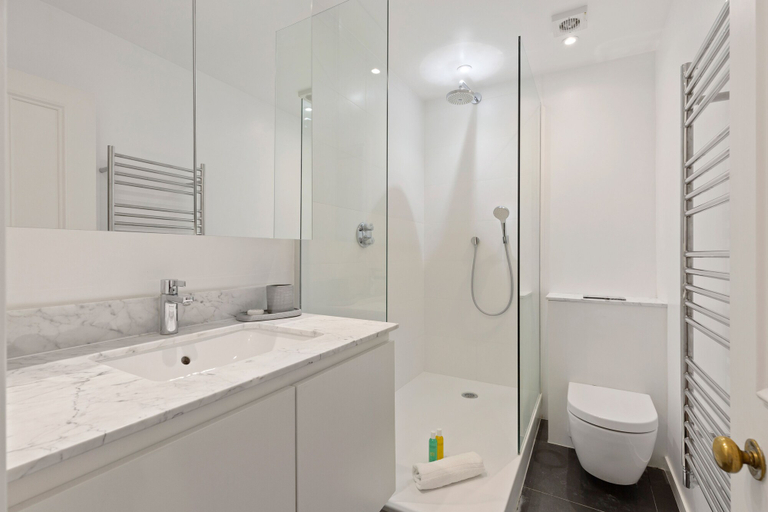 Bathroom, JOIVY Elegant 1-Bed Flat In Bayswater, London