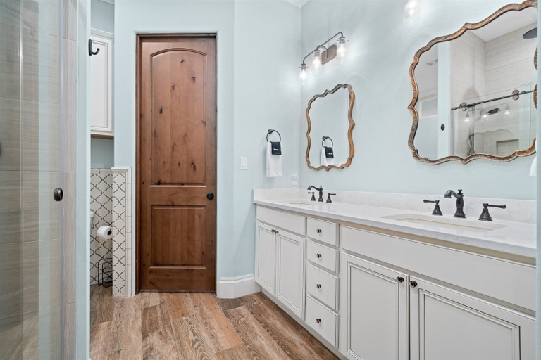 Bathroom 3, Changes in Attitudes, Aransas