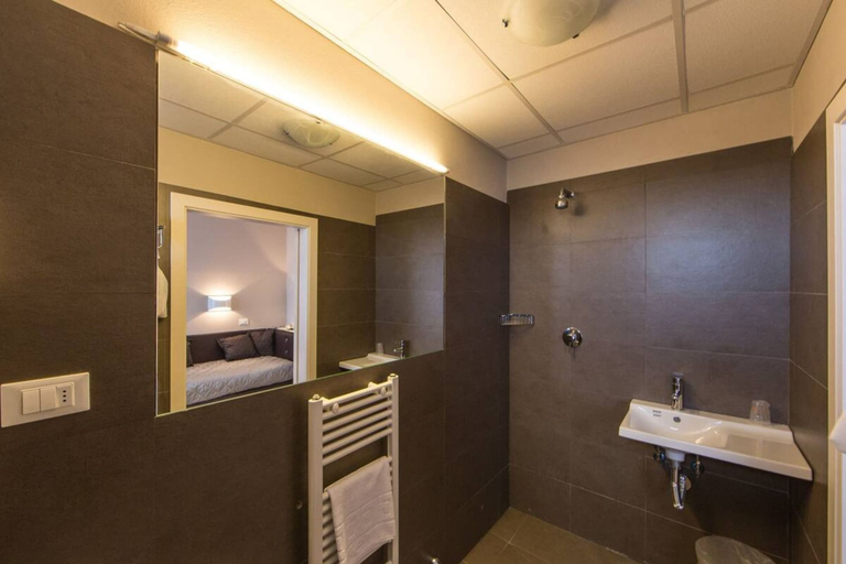 Bathroom 5, Delta Hotel, Arezzo