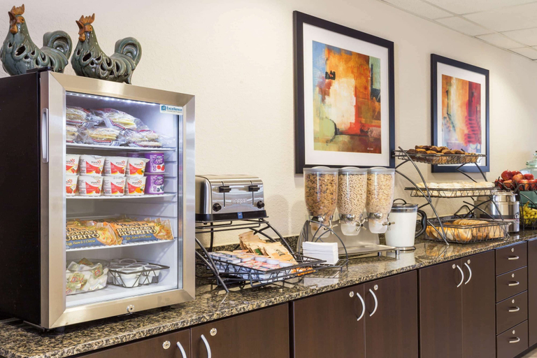 Food & Drinks 5, Microtel Inn & Suites by Wyndham Spring Hill/Weeki Wachee, Hernando