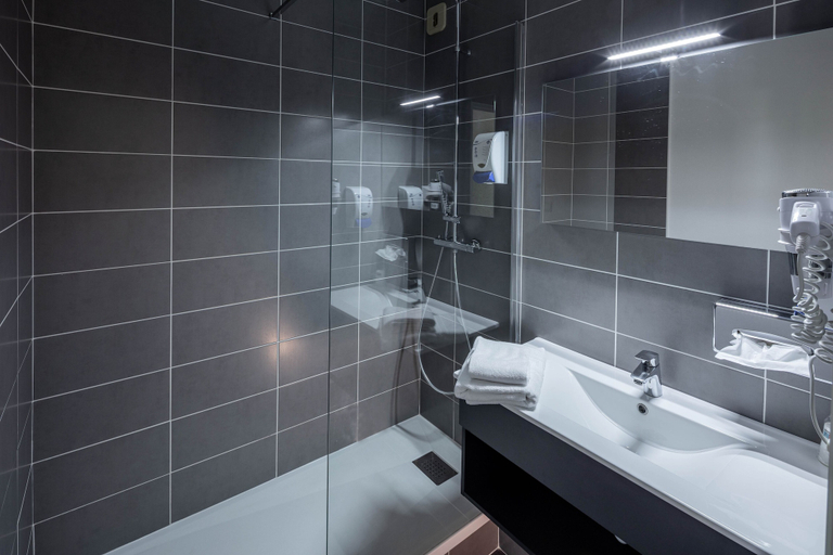 Bathroom 4, Logis Hôtel Noemys Brive - Restaurant Le Teinchurier, Corrèze
