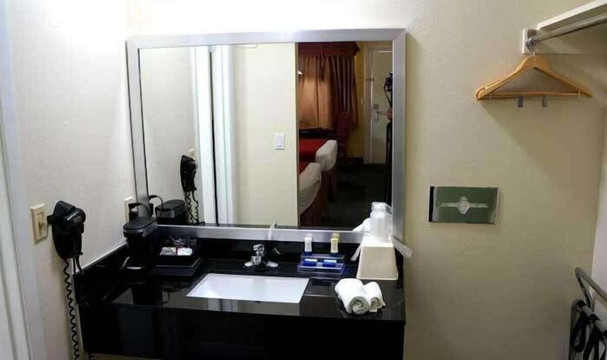 Bathroom 3, Hotel Vernon, Wilbarger